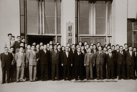 1959년 3월 1일 경기도 양주군 노해면 공덕리(현 서울 노원구 공릉동) 서울 공대 4호관에서 열린 원자력연구소 개소식에서 관계자들이 기념사진을 찍고 있다. 앞줄 왼쪽에서 여섯 번째가 박철재 초대 원자력연구소장, 그 오른쪽이 김법린 초대 원자력원장이다. 원자력연 제공